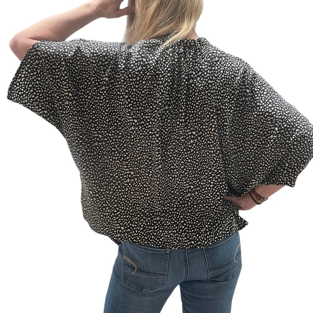 Shen blouse worn once to take pictures. Women’s blouse size medium - Picture 6 of 6